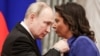 Президент РФ Володимир Путін нагороджує «Орденом пошани» Маргариту Симоньян, головного редактора телеканалу RT, на якому працював директором мовлення російською мовою Антон Красовський