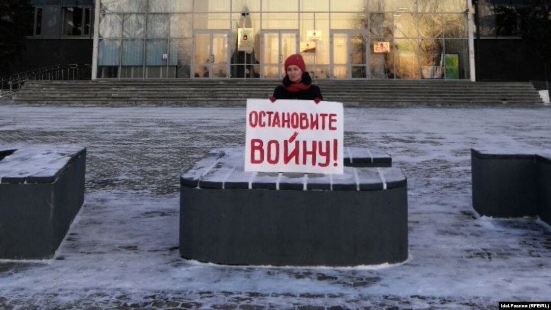 Jekaterina Kornejčeva sama protestuje zbog rata u Ukrajini, u ruskom gradu Permu 28. novembra