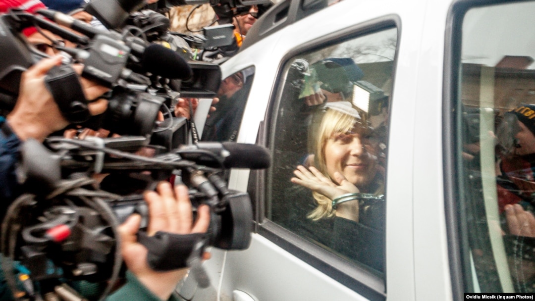 Fosta ministră Elena Udrea, după ce a fost reținută de DNA într-un dosar de corupție. Ca urmare a prescrierii faptelor, ea a scăpat de două dosare în care fusese condamnată de prima instanță.