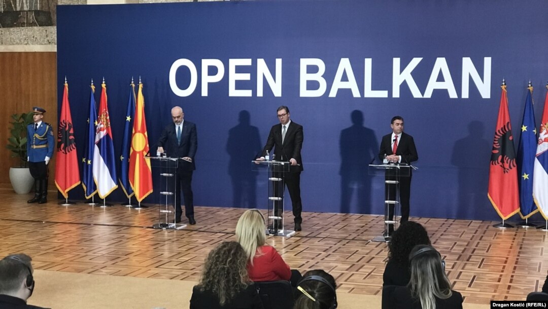 Premijer Albanije Edi Rama, predsednik Srbije Aleksandar Vučić i tada zamenik premijera Severne Makedonije Nikola Dimitrov na konferenciji za medije posle sastanka u okviru regionalne inicijative za saradnju "Open Balkan" u Beogradu 4. novembra 2021.