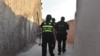 Kineski policajaci patroliraju ulicama grada Kašgara, u provinciji Ksininjajng na zapadu Kine, u vreme praznika Ramazana. U ovoj oblasti uništen je veliki broj svetilišta za muslimansku zajednicu Ujgura. Zabeleženo 3. juna 2019. 