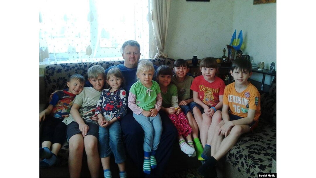 Володимир Родіков з дітьми (Фото з Facebook)