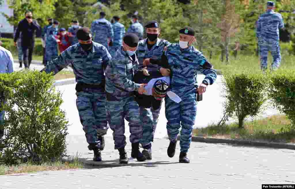 Нұр-Сұлтанда арнайы жасақ наразылыққа келген адамды ұстап әкетіп барады. Қала полициясы "митинг орны" ретінде белгіленген - Республика алаңын қоршады. 
