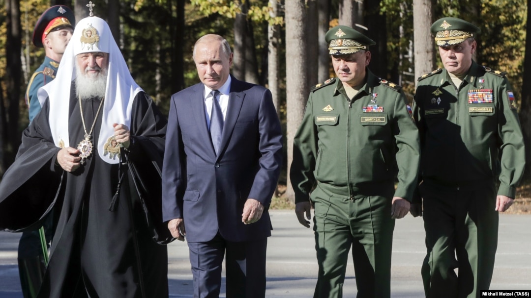 Глава РПЦ Кирило, президент Росії Володимир Путін, міністр оборони РФ Сергій Шойгу і начальник Генштабу ЗС РФ Валерій Герасимов (зліва направо) під час закладення каменя в фундамент головного храму армії Росії на території парку «Патріот». Московська область, 19 вересня 2018 року
