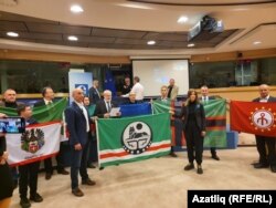 Під час п'ятого засідання Форуму вільних народів ПостРосії. Брюссель, 31 січня 2023 року. Посередині на другому плані – голова уряду Ічкерії в екзилі Ахмед Закаєв