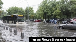 Efectele ploilor abundente în București. 2018. Fotografie ilustrativă.