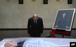 Președintele Rusiei, Vladimir Putin, la sicriul lui Mihail Gorbaciov, 1 septembrie 2022.
