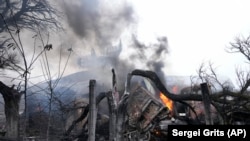 Dim iz baze protivvazdušne odbrane nakon ruskog napada u Mariupolju, Ukrajina, 24. februara 2022.
