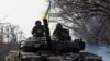 Українські військові їдуть на танку біля прифронтового міста Бахмут, Донецька область, 20 січня 2023 року