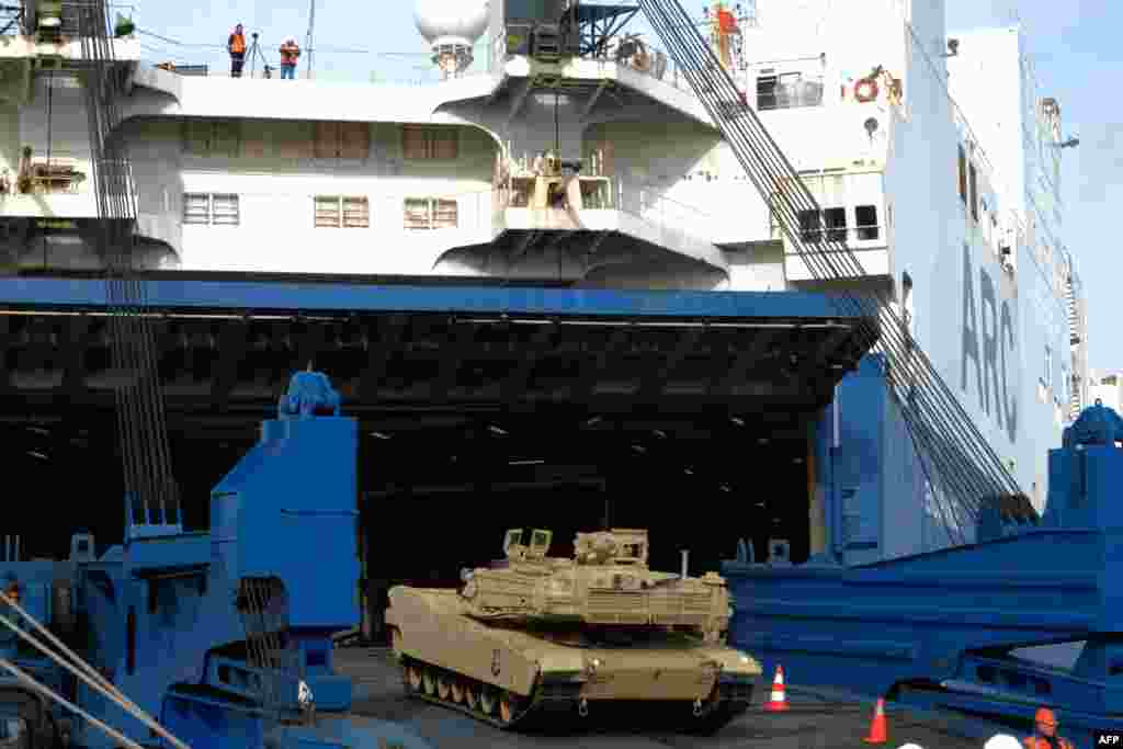 Военнослужащие разгружают танки M1 Abrams в Бремерхафене, Германия, 21 февраля 2020 года. Марк Хертлинг, бывший командующий сухопутными войсками США в Европе, предположил, что немецкие танки Leopard 2 могут выйти на поля сражений в Украине уже в марте, в то время как американские танки, нуждающиеся в дополнительной материально-технической поддержке, могут появиться более чем через восемь месяцев. Украинские власти хотят использовать их в том числе и для освобождения Крыма. 