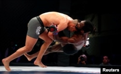 Ultimate fighteri nisu povrijeđeni u incidentu. (Foto ilustracija: MMA borci se takmiče tokom britanskog šampionata u mješovitim borilačkim veštinama (MMA) održanog u sportskom selu u Middlesbroughu, Velika Britanija, 23. oktobra 2021.
