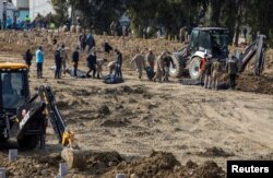 Kopanje raka za potrebe sahranjivanja žrtava zemljotresa u Hataju, 10. februar.