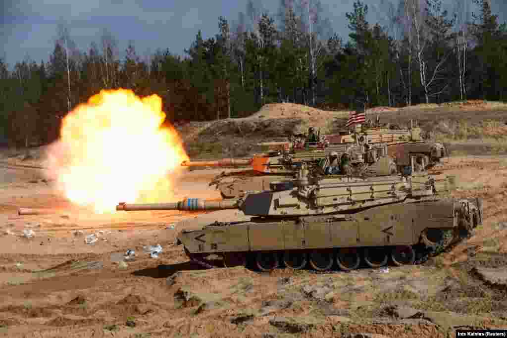 Танки M1A1 Abrams участвуют в учениях НАТО в Адажи, Латвия, 26 марта 2021 года. Москва заявила, что передача танков Украине будет «откровенной провокацией».