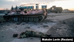 Тело солдата в первый день вторжения России в Украину