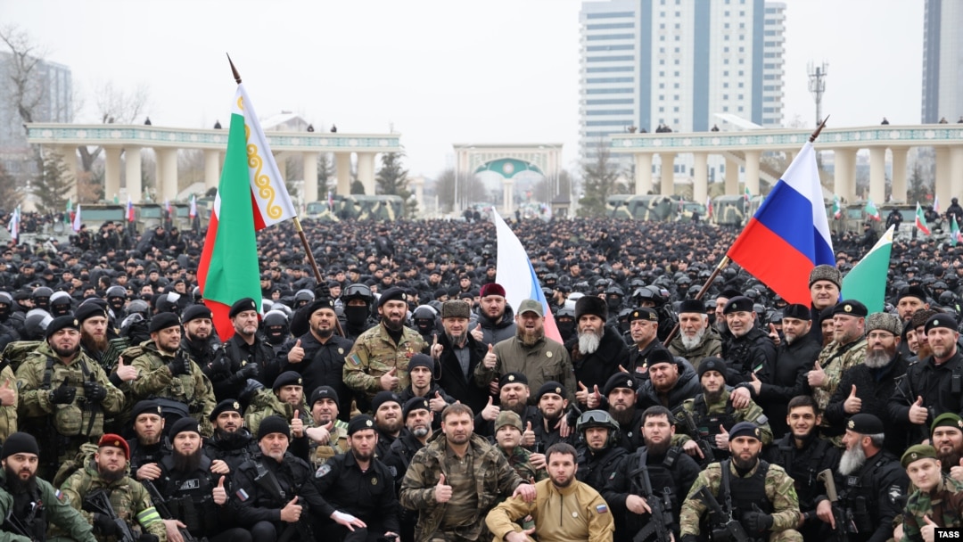 Qroznı, Ramzan Kadırov (ortada) Çeçenistan qoşunları. Həmin gün -fevralın 24-də səhər saatlarında Rusiya prezidenti Putin Ukrayna ərazisinə hərbi müdaxiləyə başlamaq qərarını açıqlayıb.