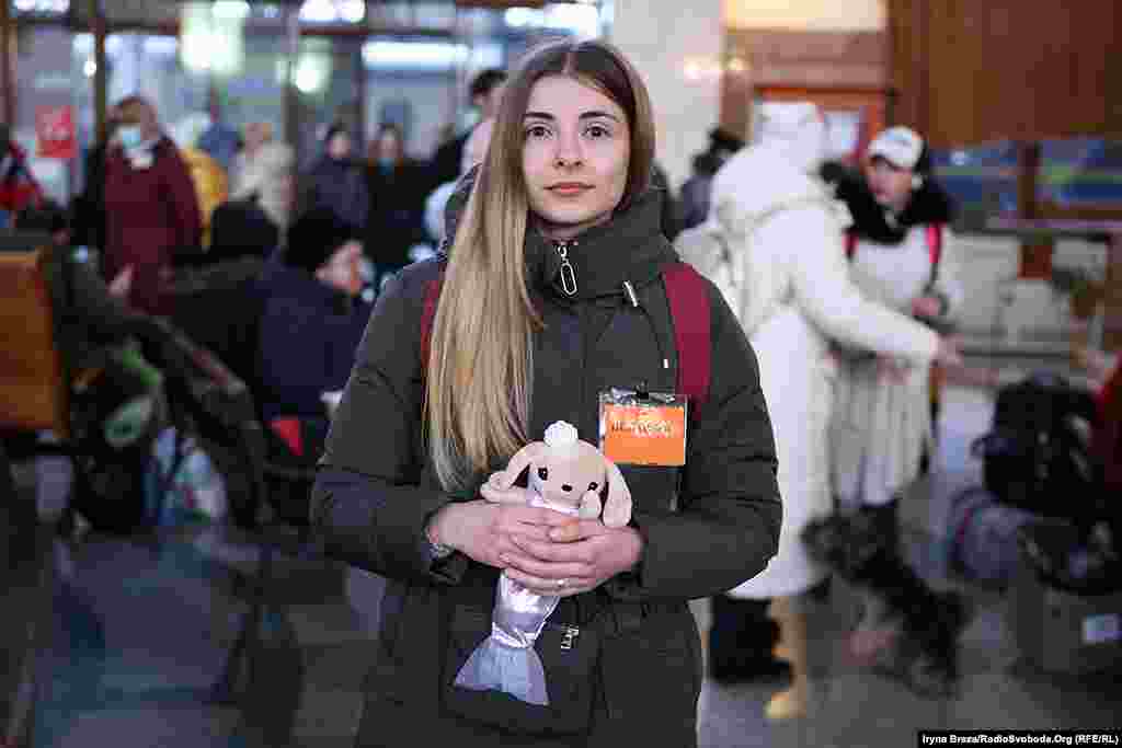 Іна вучыцца на гештальт-тэрапэўта. Яна дзяжурыць на станцыі разам зь дзесяцьцю іншымі псыхолягамі. Зьмена — 3-4 гадзіны, некаторыя застаюцца даўжэй. «Большасьць людзей, якія прыходзяць, агаломшаныя. Мы іх спыняем, кажам, што яны ў бясьпецы, падказваем, дзе паесьці і ўладкавацца», — тлумачыць дзяўчына.