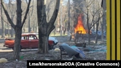 Наслідки одного з попередніх російських обстрілів у Херсоні, березень 2025 року