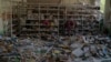 Ілюстраційне фото. Бібліотекарка Раїса Крупченко в бібліотеці школи №23, зруйнованій ракетним ударом, Краматорськ, 27 серпня 2022 року