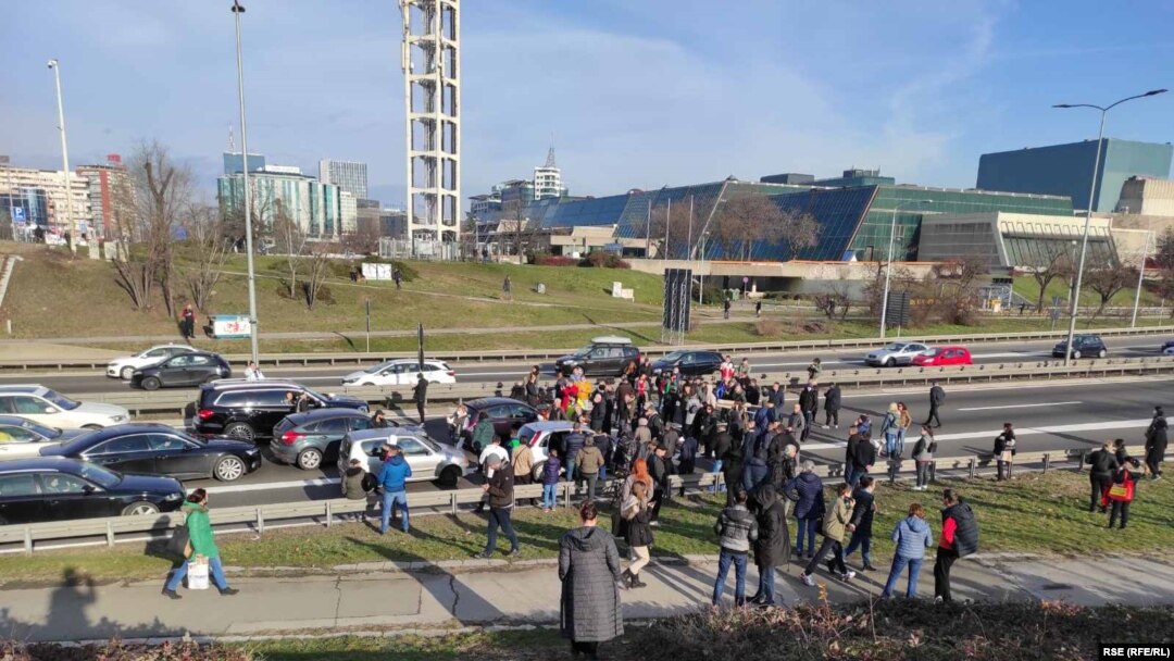 Nekoliko desetina građana je u Beogradu na desetak minuta blokiralo jednu traku međunarodnog autoputa E-75 na mostu "Gazela", 3. januar 2022.