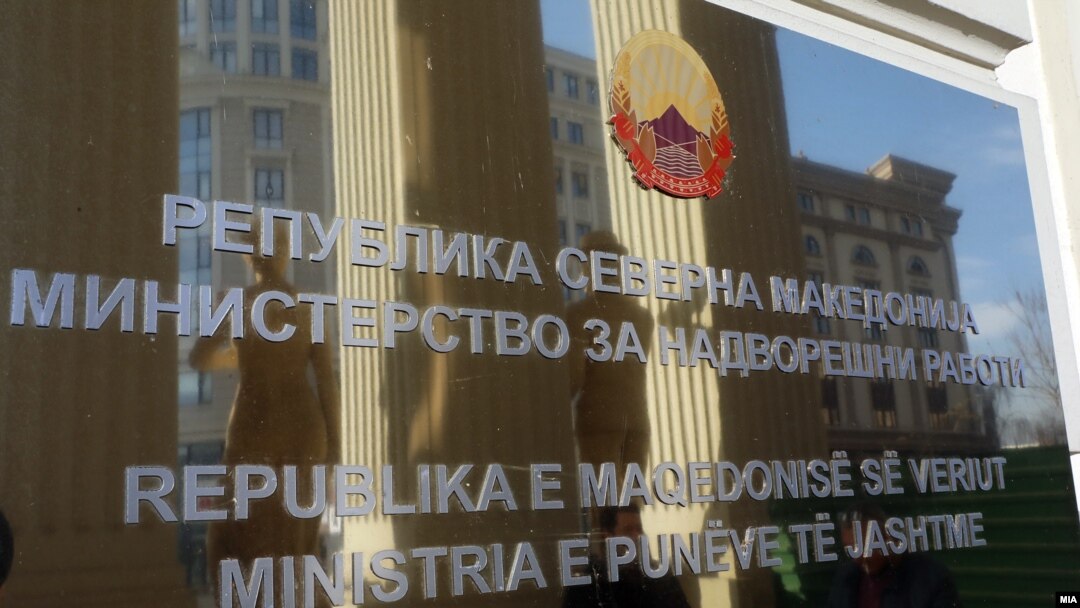 Pet ruskih diplomata moraće da napuste Makedoniju u narednih pet dana, saopštilo je Ministarstvo spoljnih poslova u Skoplju. 