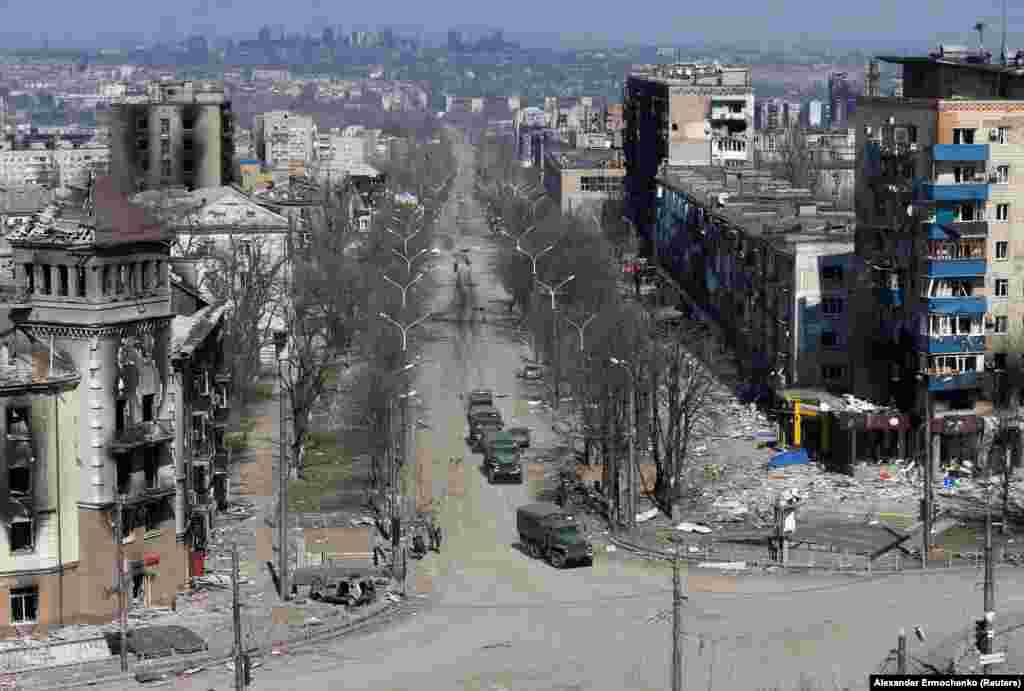 Тот же перекрёсток в Мариуполе в апреле 2022 года, после захвата города Россией