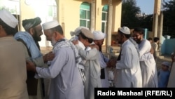 په خوست کې خلک يو بل ته د اختر مبارکي ورکوي