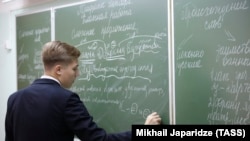 Многие школьные учителя подрабатывают репетиторством