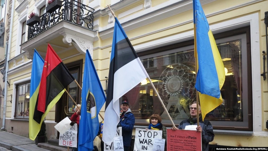 Пікет біля посольства Росії в Таллінні проти війни в Україні, 2016 рік. 