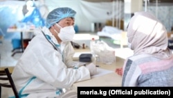 Медик и пациент в стационаре в Бишкеке. Иллюстративное фото. 