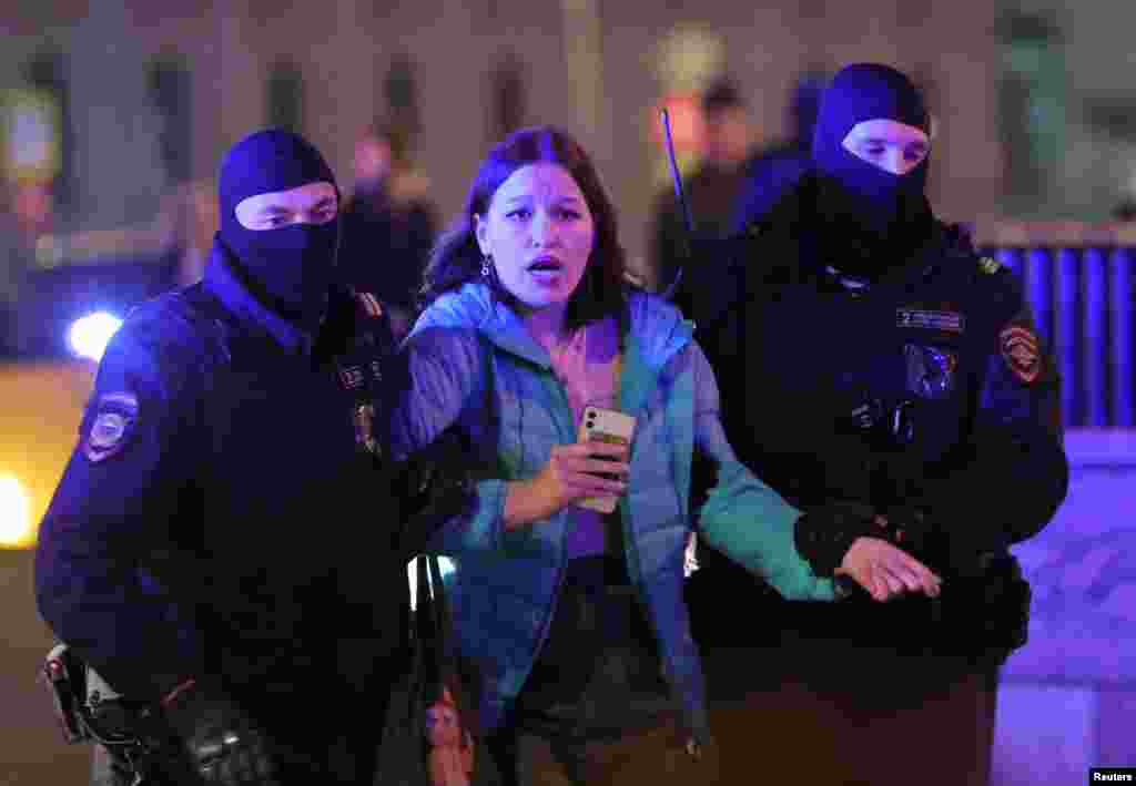 Мәскеуде наразылыққа шыққандар "Путинді – окопқа", "Соғысқа жол жоқ!" деп ұрандатты.