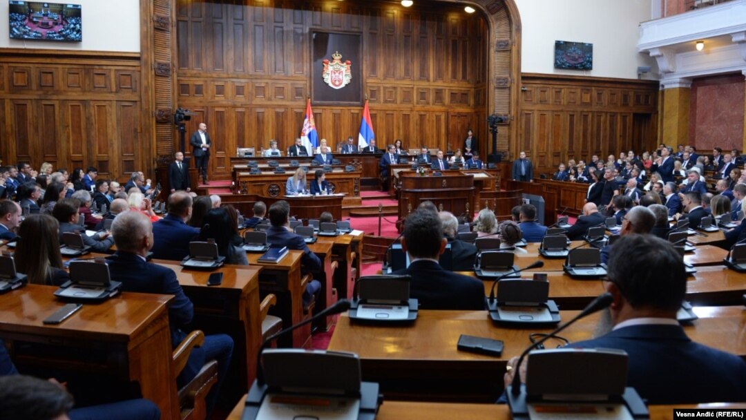 Za usvajanje dokumenta pod nazivom "Izveštaj o pregovaračkom procesu sa privremenim institucijama samouprave u Prištini" glasalo je 205 poslanika, dok je protiv bilo 57.