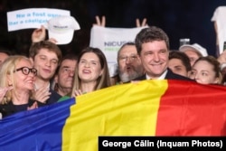 Нікушор Дан сьвяткуе перамогу ў ноч пасьля выбараў