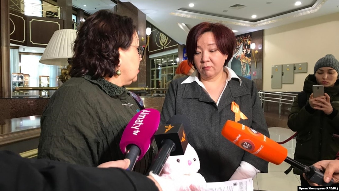 Dinara Smailova (desno) predaje poslanici Irini Smirnovoj pismo i plišanu igračku, koje simbolizuju silovano dete. Astana, Kazahstan, 27. novembar 2018.