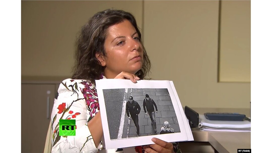 Головний редактор телеканалу «Россия сегодня» Маргарита Симонян під час інтерв'ю з Русланом Бошировим та Олександром Петровим