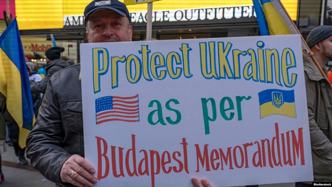 «Підтримайте Україну, згідно з Будапештським меморандумом» – написано на плакаті активіста на зібранні в підтримку України в США, 5 березня 2022 року
