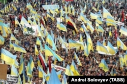Мітинг у Києві 30 вересня 1990 року із закликом до виходу України зі складу СРСР. Окрім синьо-жовтих прапорів, майорять і червоно-чорні