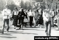 Сяржук Вітушка (справа) адкрывае шэсьце на Гуканьне вясны. Канец 1980-х
