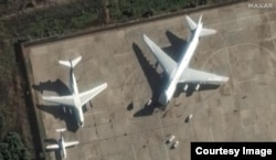 Транспортный самолет готовится к загрузке на авиабазе Хмеймим в Латакии 13 декабря. Источник: Спутниковый снимок ©2024 Maxar Technologies