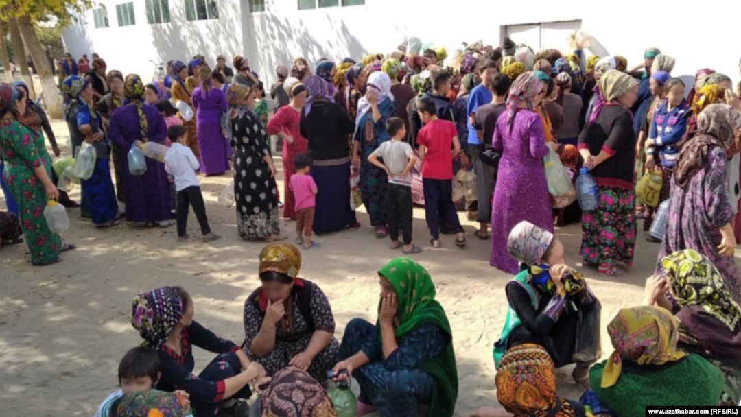 People line up outside a state grocery store to buy cooking oil in the Turkmen city of Mary in 2019.