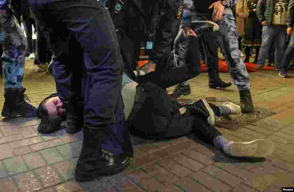 Мәскеу мен Санкт-Петербург қаласындағы митингіде мыңнан аса адам ұсталғаны хабарланды. 