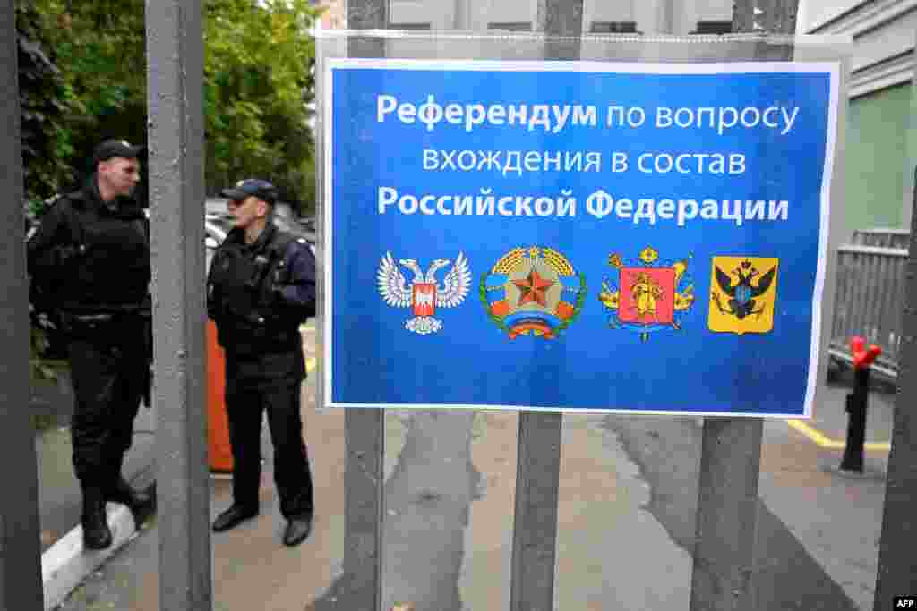 Policajci čuvaju prostor ambasade samoproglašene Narodne Republike Donjeck, otcijepljenog regiona istočne Ukrajine, u Moskvi 23. septembra, dok ukrajinski regioni pod kontolom Moskve glasaju na montiranim referendumima o aneksiji koje Kijev i njegovi saveznici kažu da su nezakoniti i nelegitimni.