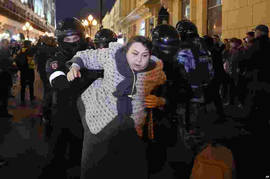 Мәскеудегі митингіге балалары "ішінара мобилизацияға" ілінетіндердің аналары да келді. 
