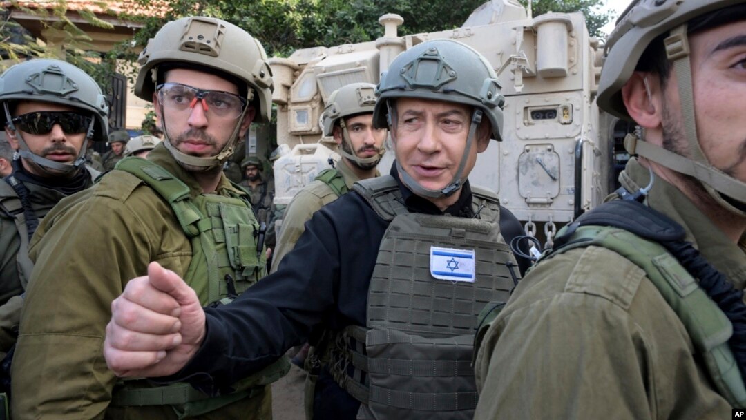 Izraelski premijer Benjamin Netanyahu (u sredini) u sjevernoj Gazi, 25. 12. 2023.