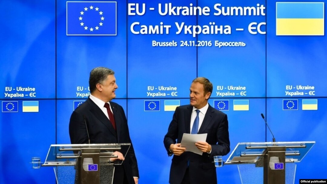 Президент України Петро Порошенко (праворуч) і президент Європейської ради Дональд Туск під ча саміту Україна-ЄС. Брюссель, 24 листопада 2016 року
