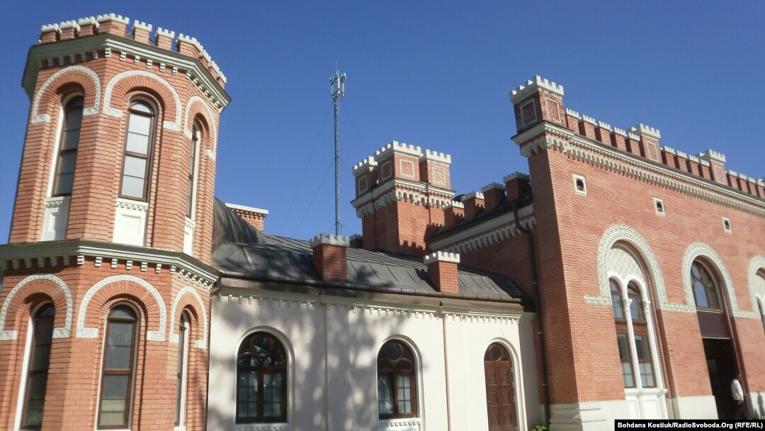 Садгора. Хасидський центр (ззовні)