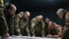 Новый главком Александр Сырский (второй слева) признал, что ситуация на фронте сложная