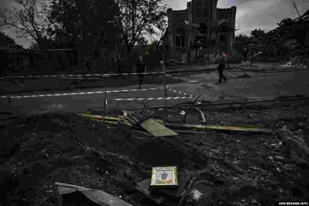 Тұрғындардың бірі шабуыл "қорқынышты фильмдегідей болды" дейді. 