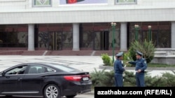 Полицейские рядом с автомобилем в Ашгабате, столице Туркменистана.