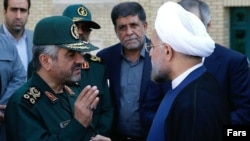 حسن روحانی، رئیس جمهور ایران (راست). و محمدعلی جعفری فرمانده کل سپاه پاسداران (چپ).