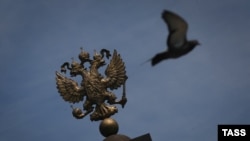 Российский герб на стеле "Нальчик – Город воинской славы". Иллюстративная фотография 